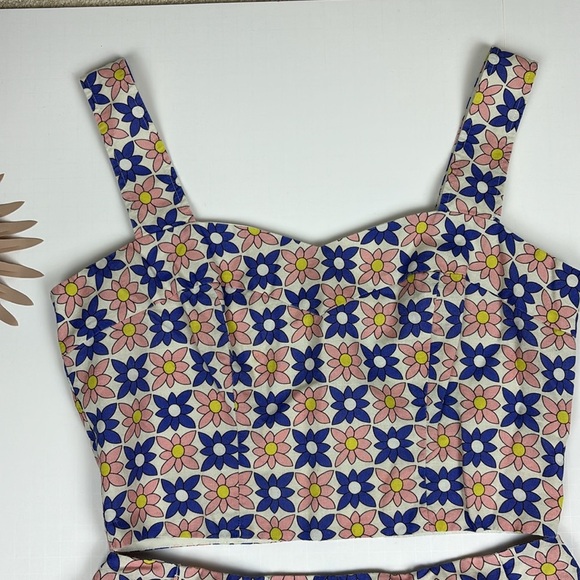 SET - Nicole Miller Daisy Filed Scarf Crop Top and High Waisted Shorts - M - Picture 4 of 13